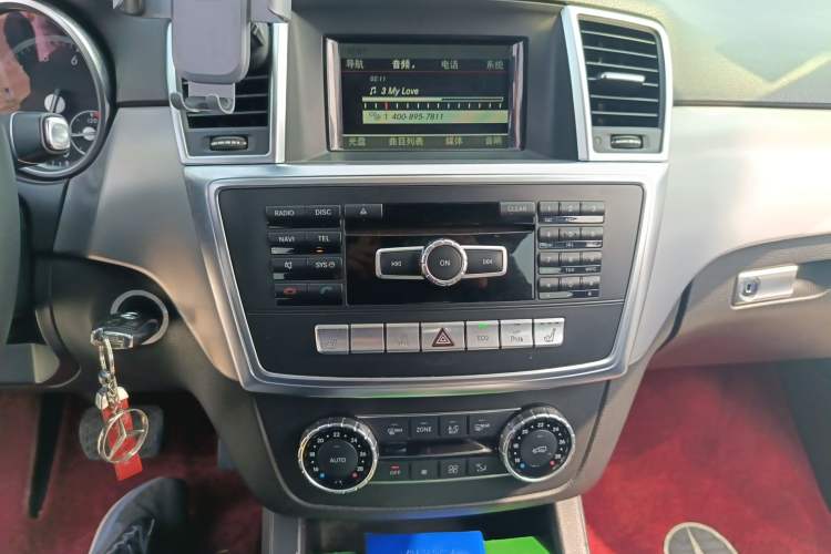 Used Mercedes-Benz M-Class 2014 ML 320 4MATIC Audio And AC Panel