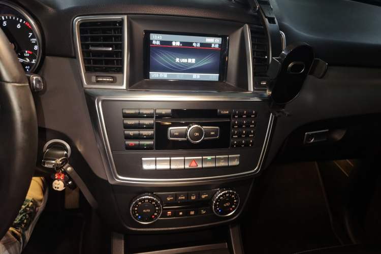 Used Mercedes-Benz M-Class 2014 ML 320 4MATIC Audio And AC Panel