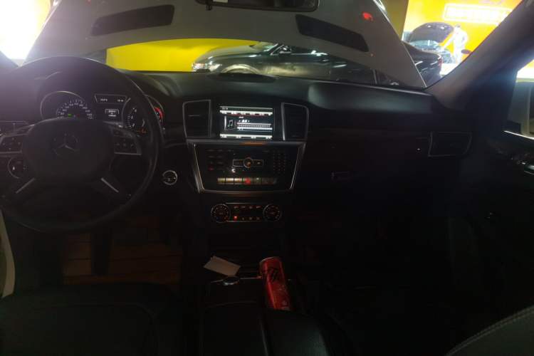Used Mercedes-Benz M-Class 2014 ML 400 4MATIC Dynamic Model Audio And AC Panel