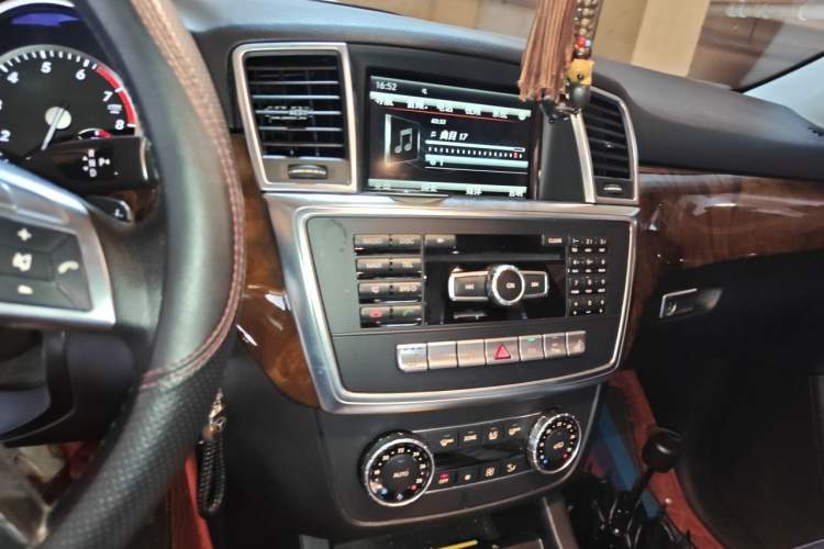 Used Mercedes-Benz M-Class 2014 ML 400 4MATIC Dynamic Model Audio And AC Panel