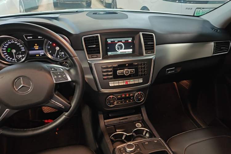 Used Mercedes-Benz M-Class 2014 ML 320 4MATIC Audio And AC Panel