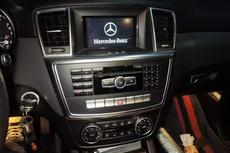 Used Mercedes-Benz M-Class 2014 ML 320 4MATIC Audio And AC Panel