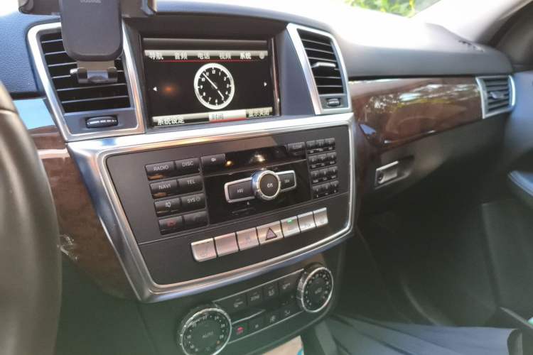 Used Mercedes-Benz M-Class 2014 ML 400 4MATIC Dynamic Model Audio And AC Panel