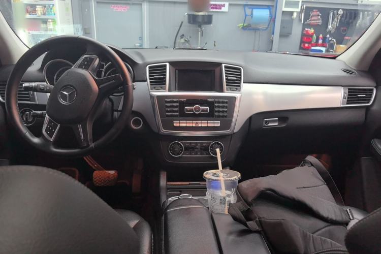 Used Mercedes-Benz M-Class 2014 ML 320 4MATIC Center Console