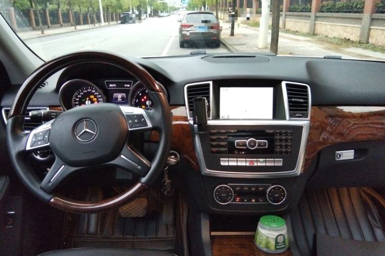 Used Mercedes-Benz M-Class 2014 ML 400 4MATIC Luxury Model Center Console