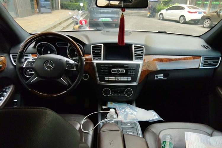 Used Mercedes-Benz M-Class 2014 ML 400 4MATIC Luxury Model Center Console
