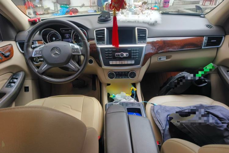 Used Mercedes-Benz M-Class 2014 ML 400 4MATIC Dynamic Model Center Console