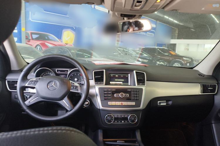 Used Mercedes-Benz M-Class 2014 ML 320 4MATIC Center Console