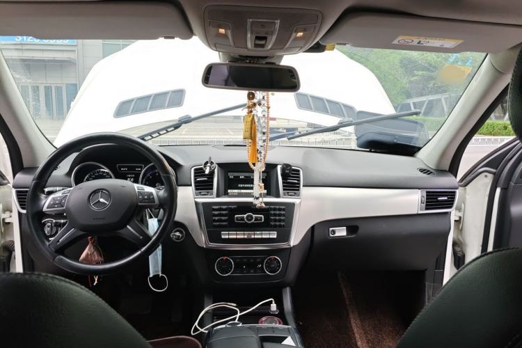 Used Mercedes-Benz M-Class 2014 ML 320 4MATIC Center Console