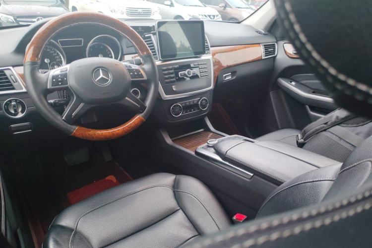 Used Mercedes-Benz M-Class 2014 ML 400 4MATIC Dynamic Model Center Console