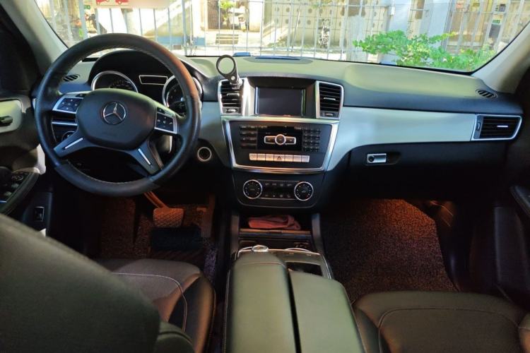 Used Mercedes-Benz M-Class 2014 ML 320 4MATIC Center Console