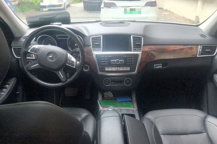 Used Mercedes-Benz M-Class 2014 ML 400 4MATIC Dynamic Model Center Console