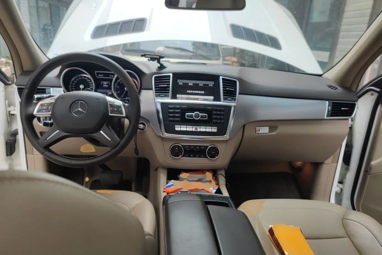 Used Mercedes-Benz M-Class 2014 ML 320 4MATIC Center Console