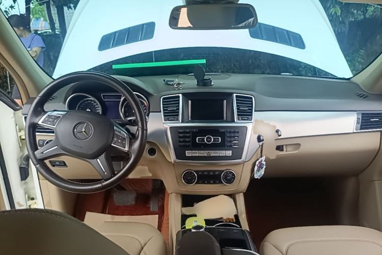 Used Mercedes-Benz M-Class 2014 ML 320 4MATIC Center Console