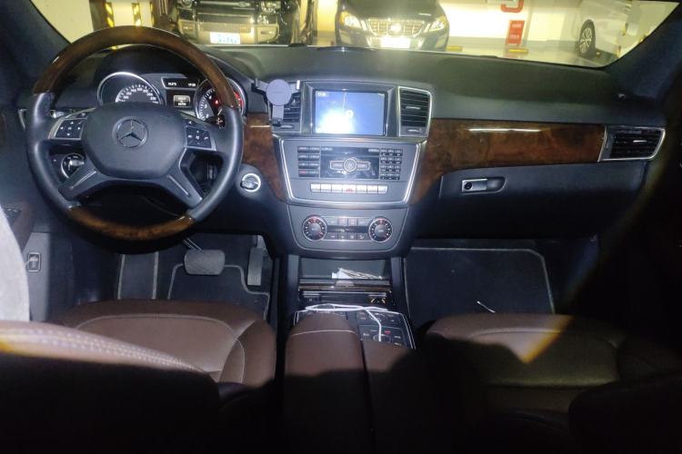 Used Mercedes-Benz M-Class 2014 ML 400 4MATIC Luxury Model Center Console