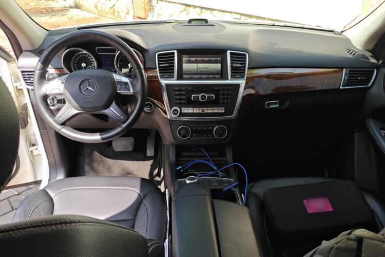 Used Mercedes-Benz M-Class 2014 ML 400 4MATIC Dynamic Model Center Console