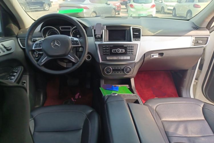 Used Mercedes-Benz M-Class 2014 ML 320 4MATIC Center Console