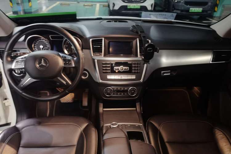 Used Mercedes-Benz M-Class 2014 ML 320 4MATIC Center Console