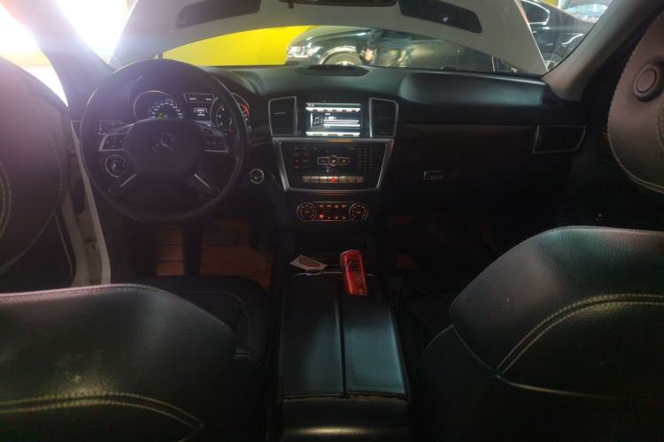 Used Mercedes-Benz M-Class 2014 ML 400 4MATIC Dynamic Model Center Console