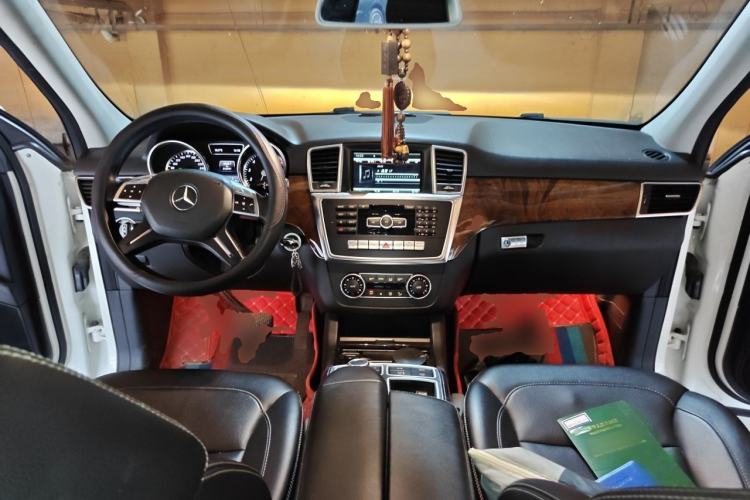 Used Mercedes-Benz M-Class 2014 ML 400 4MATIC Dynamic Model Center Console