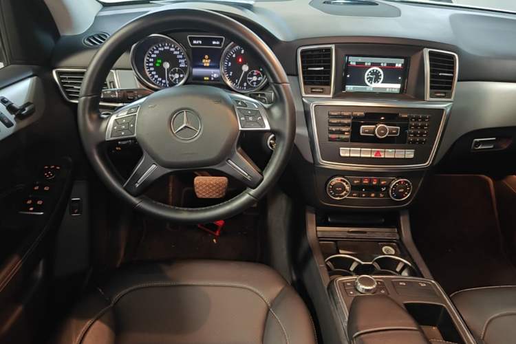Used Mercedes-Benz M-Class 2014 ML 320 4MATIC Center Console