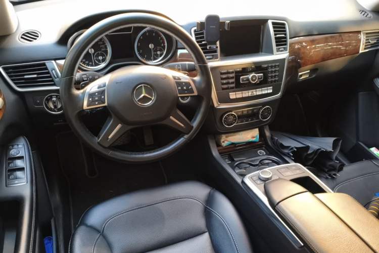 Used Mercedes-Benz M-Class 2014 ML 400 4MATIC Dynamic Model Center Console