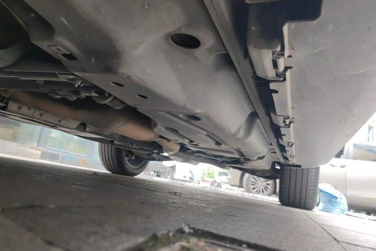 Used Mercedes-Benz M-Class 2014 ML 320 4MATIC Chassis Front Left