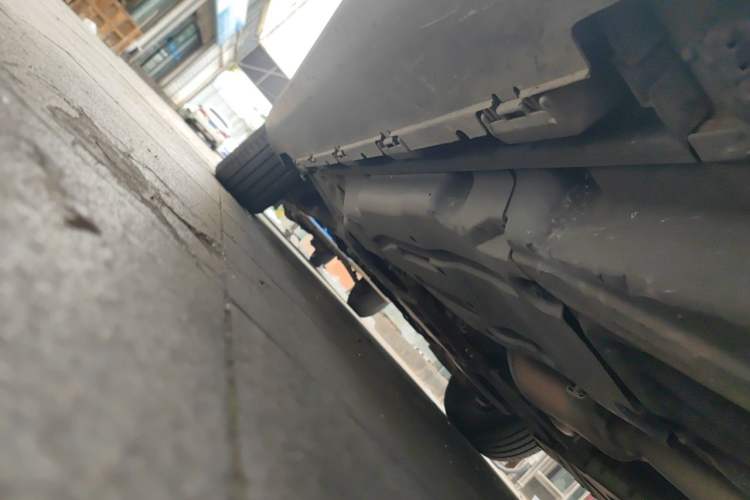 Used Mercedes-Benz M-Class 2014 ML 320 4MATIC Chassis Rear Left