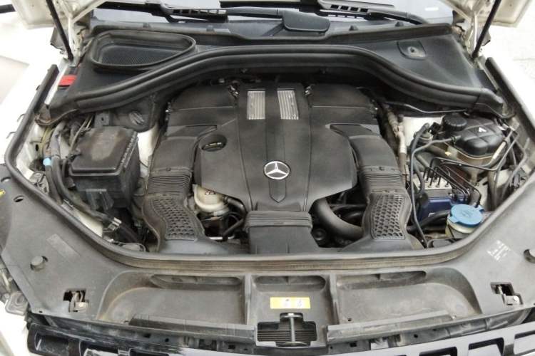 Used Mercedes-Benz M-Class 2014 ML 400 4MATIC Luxury Model Engine Bay