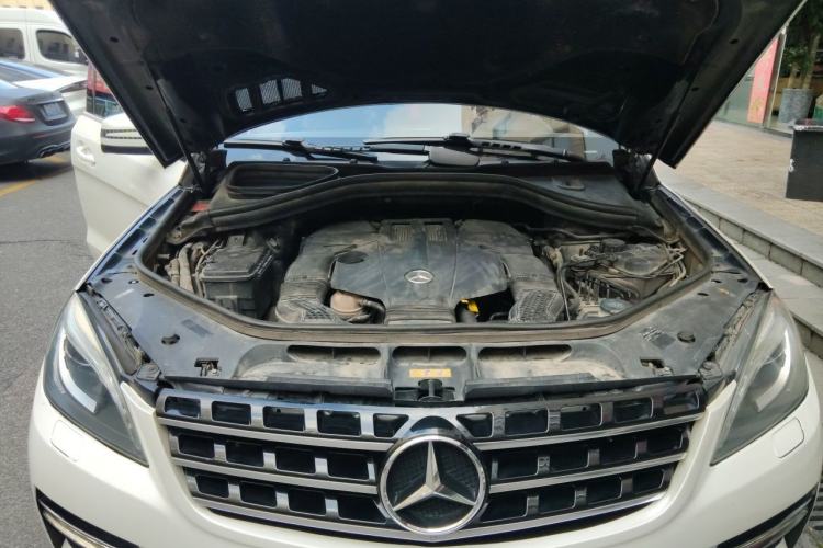 Used Mercedes-Benz M-Class 2014 ML 400 4MATIC Luxury Model Engine Bay