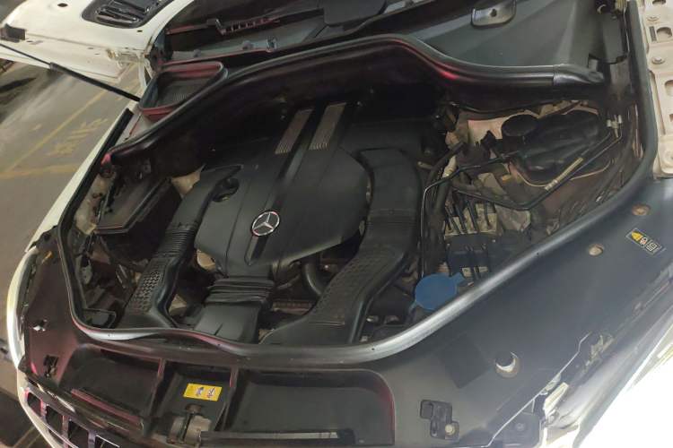 Used Mercedes-Benz M-Class 2014 ML 400 4MATIC Luxury Model Engine Bay