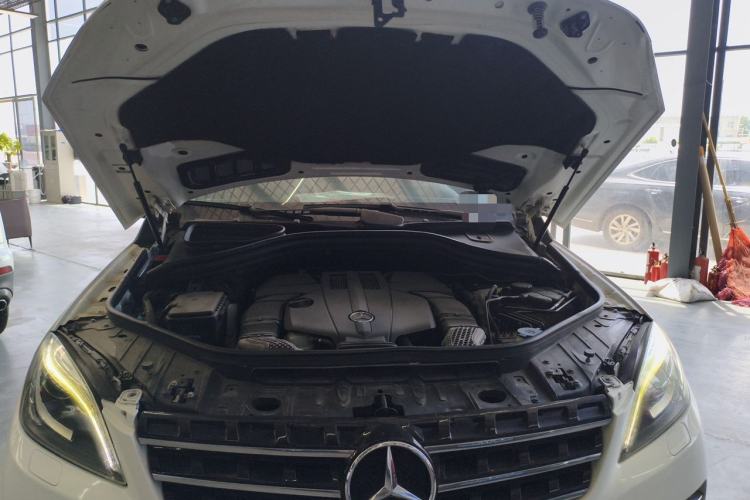 Used Mercedes-Benz M-Class 2014 ML 320 4MATIC Engine Bay