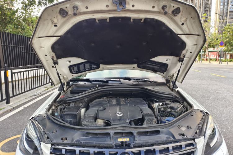Used Mercedes-Benz M-Class 2014 ML 400 4MATIC Dynamic Model Engine Bay