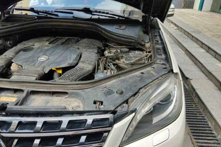 Used Mercedes-Benz M-Class 2014 ML 400 4MATIC Luxury Model Engine Bay Left