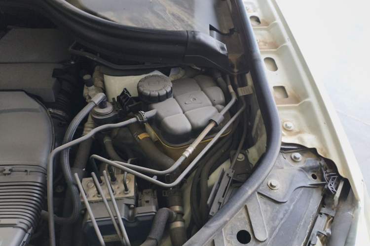 Used Mercedes-Benz M-Class 2014 ML 320 4MATIC Engine Bay Left