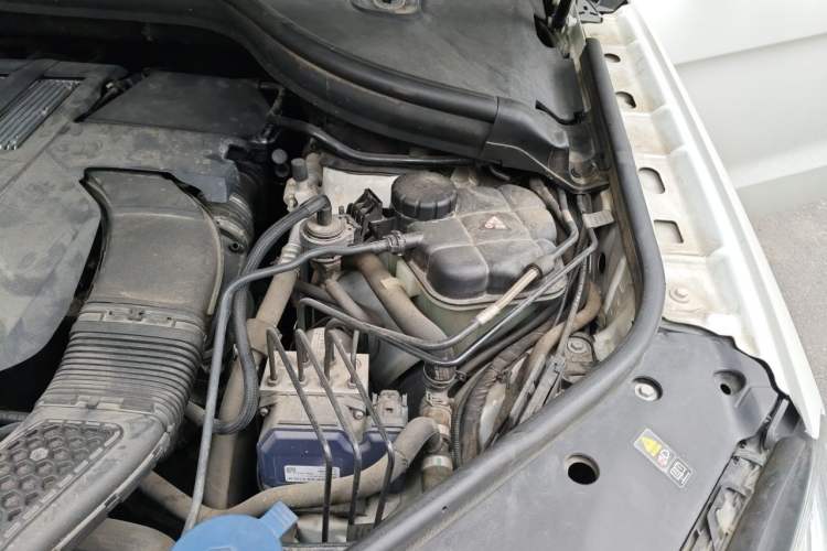 Used Mercedes-Benz M-Class 2014 ML 320 4MATIC Engine Bay Left
