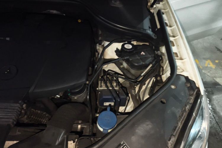 Used Mercedes-Benz M-Class  Engine Bay Left