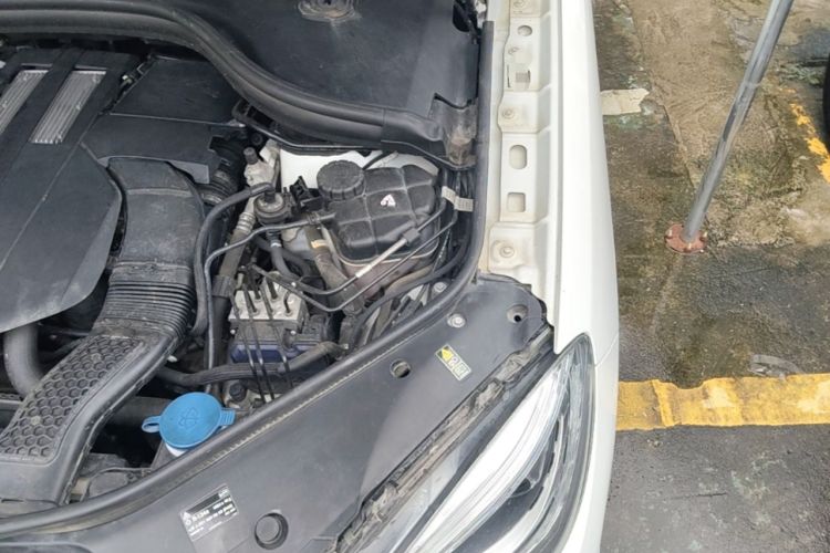 Used Mercedes-Benz M-Class 2014 ML 320 4MATIC Engine Bay Left