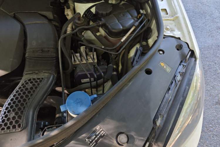 Used Mercedes-Benz M-Class 2014 ML 320 4MATIC Engine Bay Left