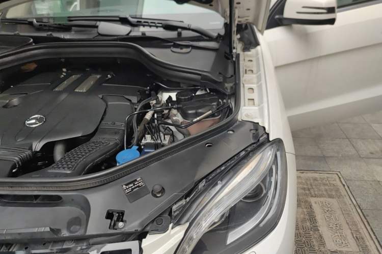 Used Mercedes-Benz M-Class 2014 ML 320 4MATIC Engine Bay Left