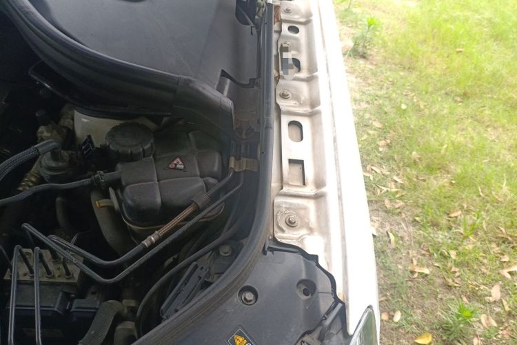 Used Mercedes-Benz M-Class 2014 ML 320 4MATIC Engine Bay Left