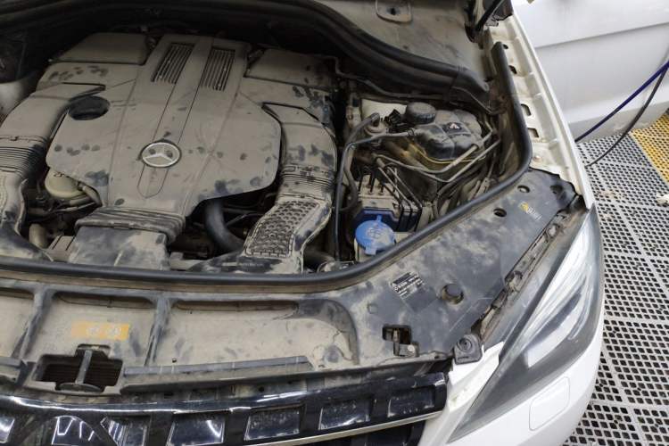 Used Mercedes-Benz M-Class 2014 ML 320 4MATIC Engine Bay Left
