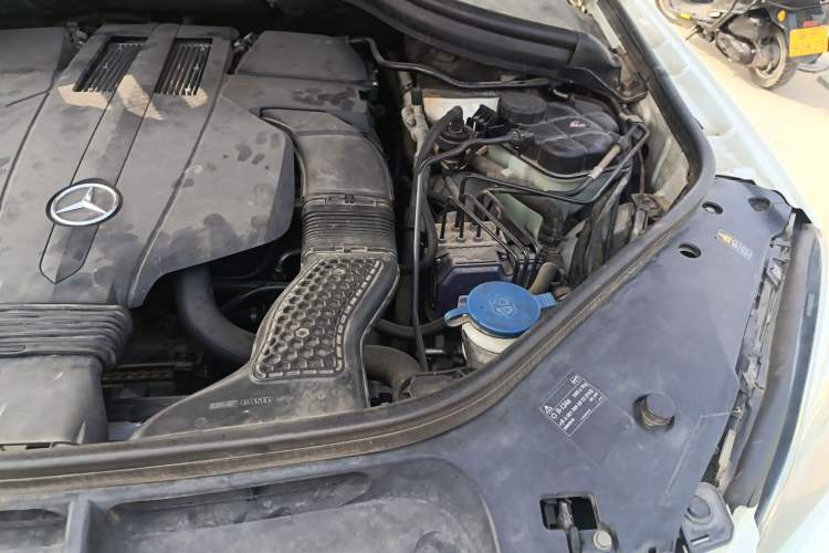 Used Mercedes-Benz M-Class 2014 ML 320 4MATIC Engine Bay Left