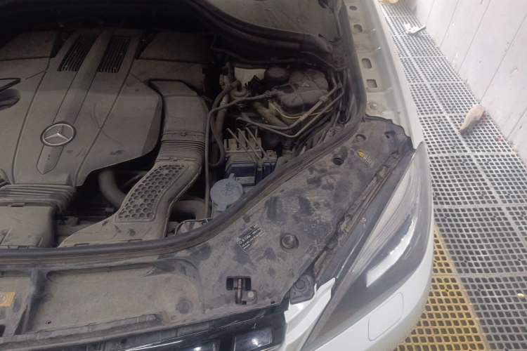 Used Mercedes-Benz M-Class 2014 ML 320 4MATIC Engine Bay Left