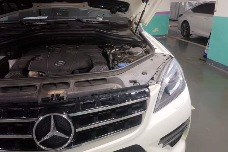 Used Mercedes-Benz M-Class 2014 ML 320 4MATIC Engine Bay Left