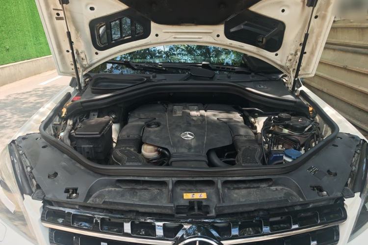 Used Mercedes-Benz M-Class 2014 ML 400 4MATIC Luxury Model Engine Bay