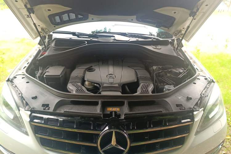 Used Mercedes-Benz M-Class 2014 ML 320 4MATIC Engine Bay