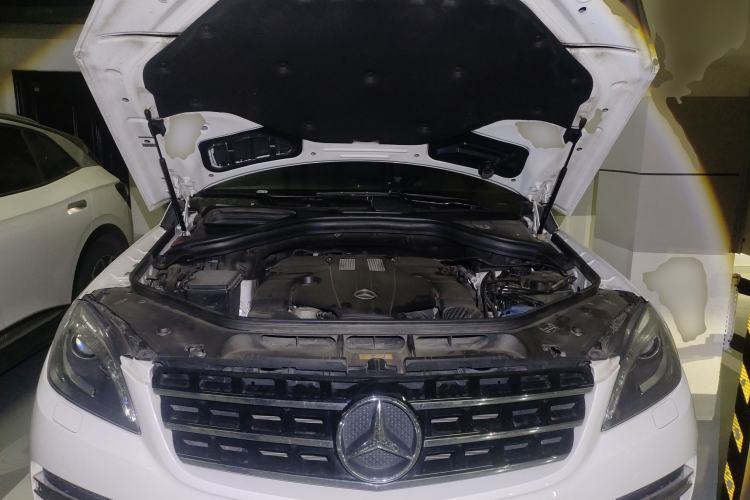 Used Mercedes-Benz M-Class 2014 ML 400 4MATIC Luxury Model Engine Bay