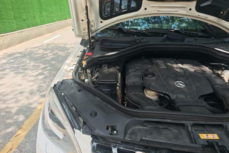 Used Mercedes-Benz M-Class 2014 ML 400 4MATIC Luxury Model Engine Bay Right