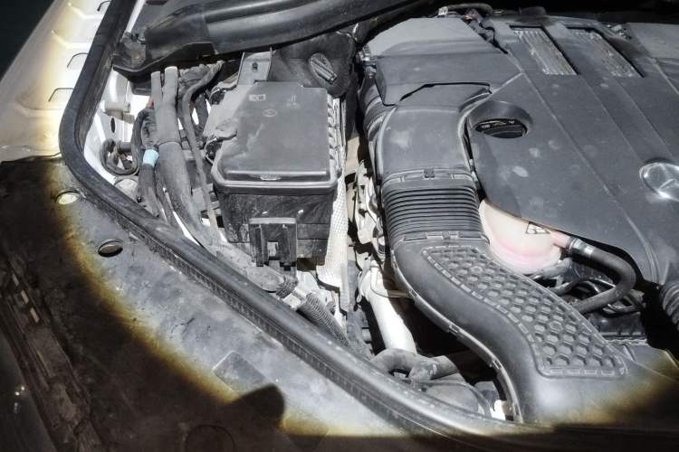 Used Mercedes-Benz M-Class 2014 ML 320 4MATIC Engine Bay Right